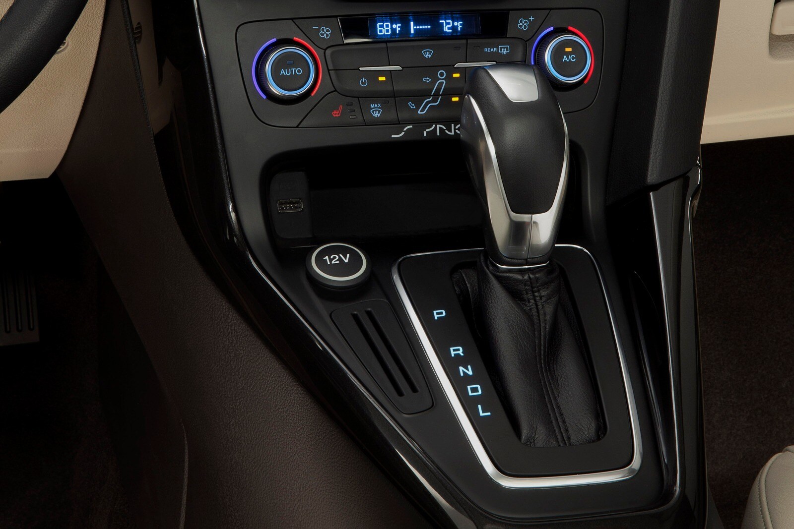 2017 Ford Focus interior SHF