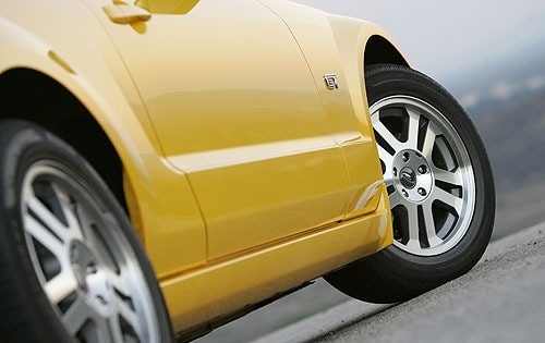2005 Ford Mustang exterior W