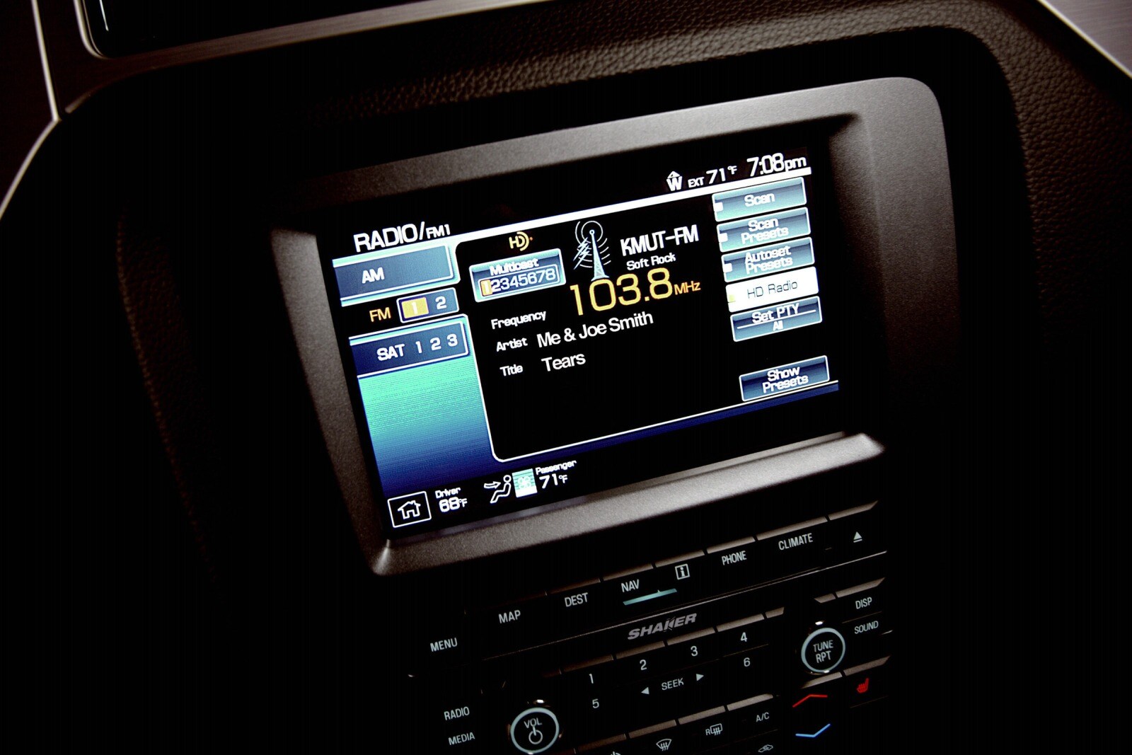 2014 Ford Mustang interior CC