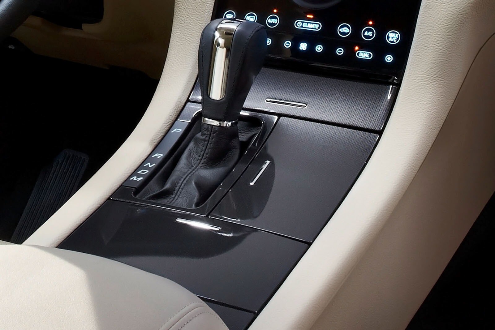 2013 Ford Taurus interior SHF