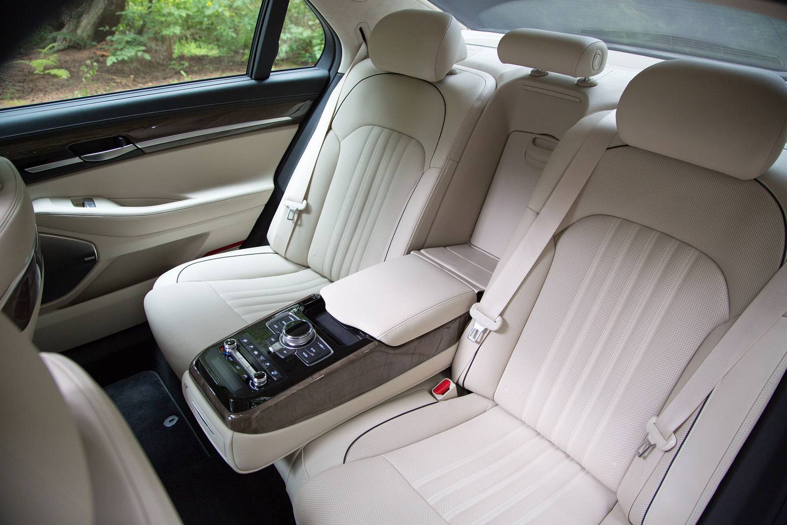 2017 Genesis G90 interior RI