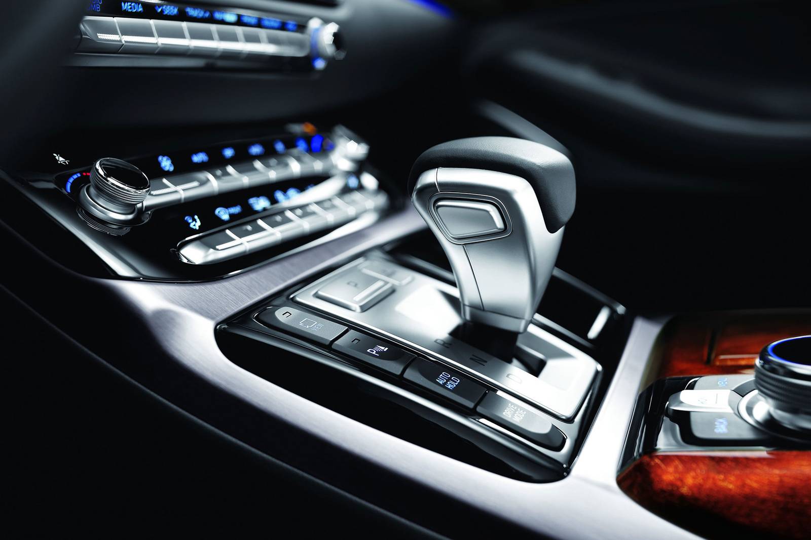 2017 Genesis G90 interior SHF