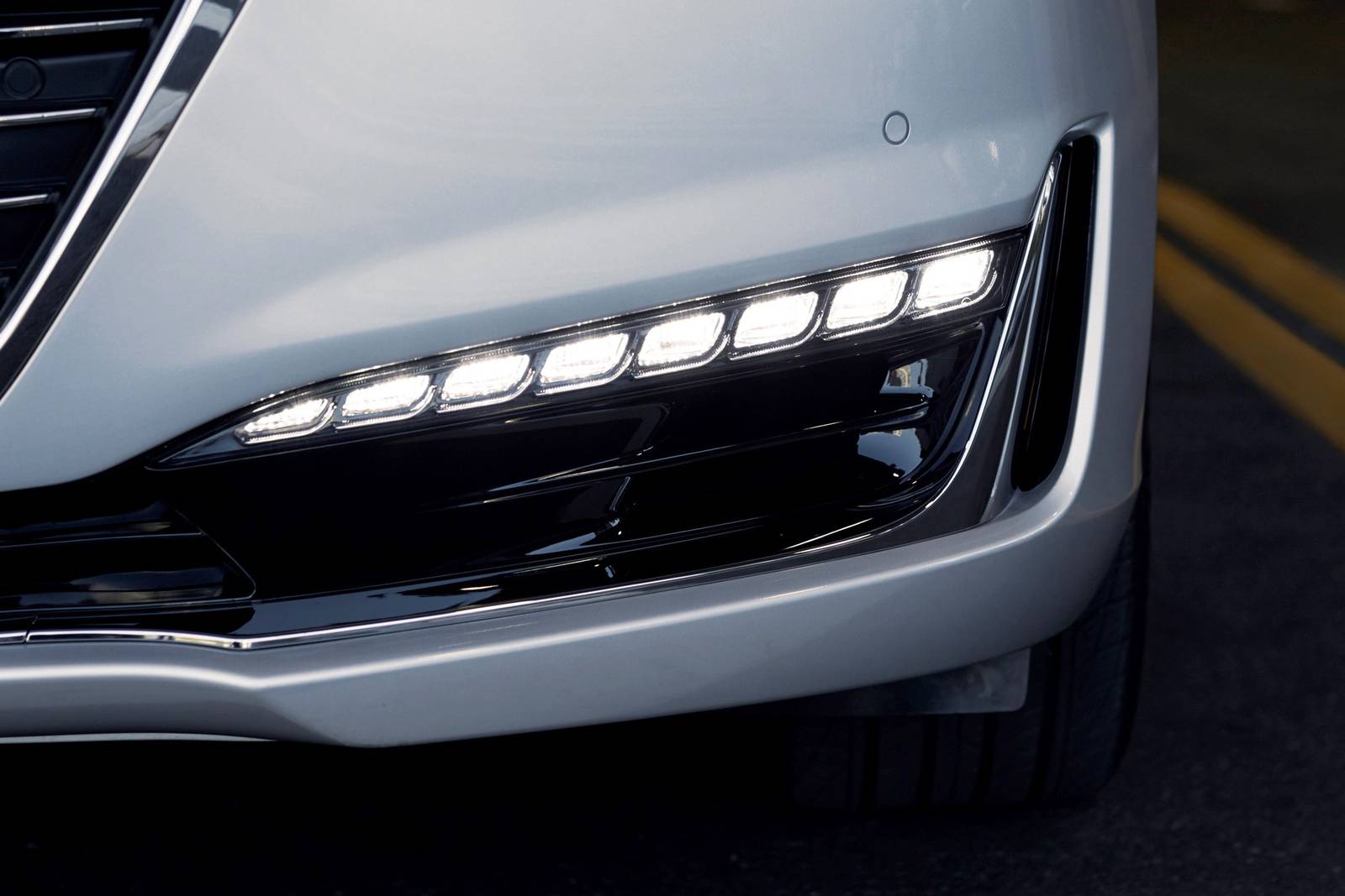 2017 Genesis G90 exterior FOG