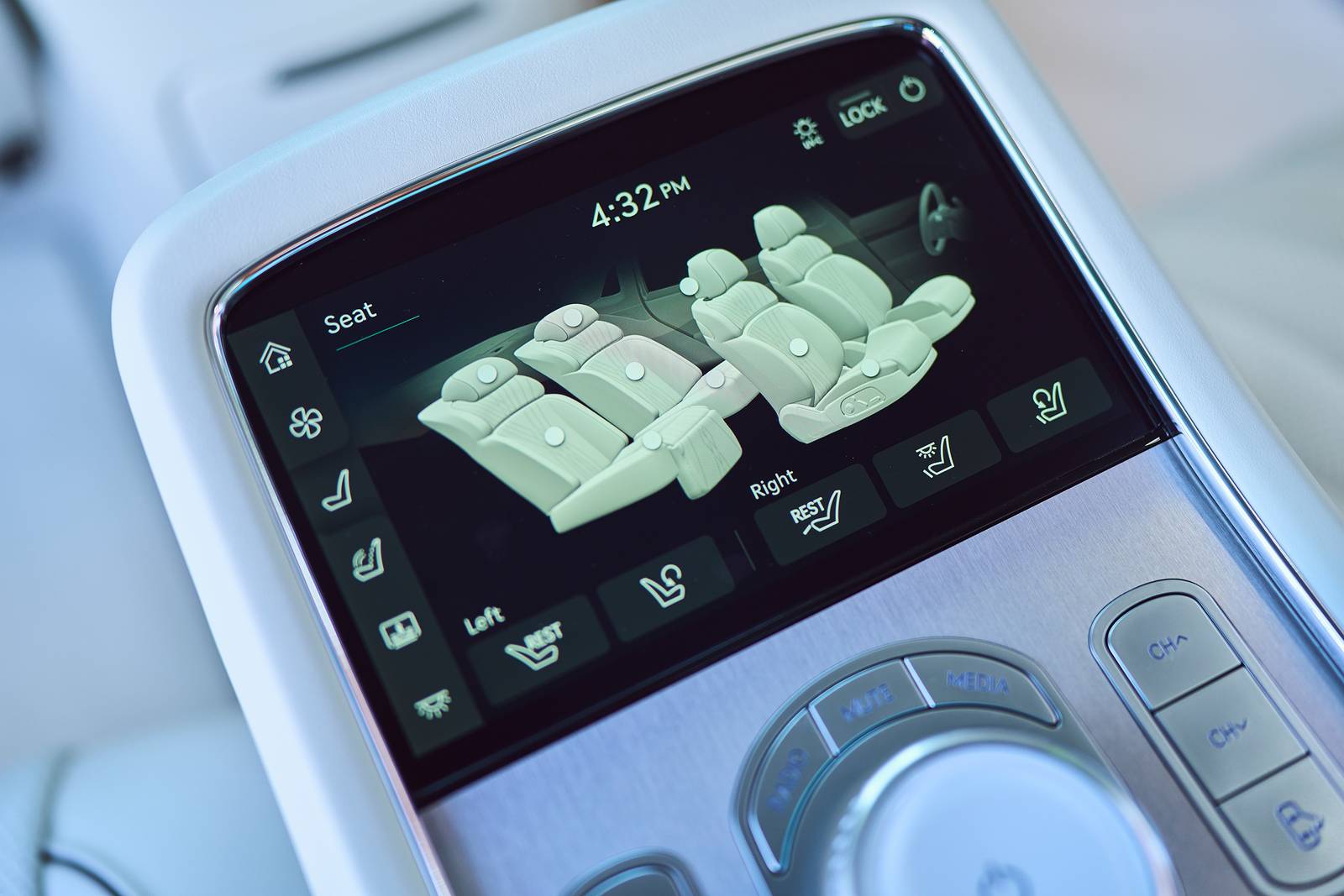 2023 Genesis G90 interior AUXCTRL