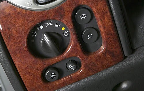 2008 GMC Envoy front safety DETAIL