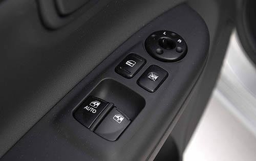 2011 Hyundai Accent front safety DETAIL