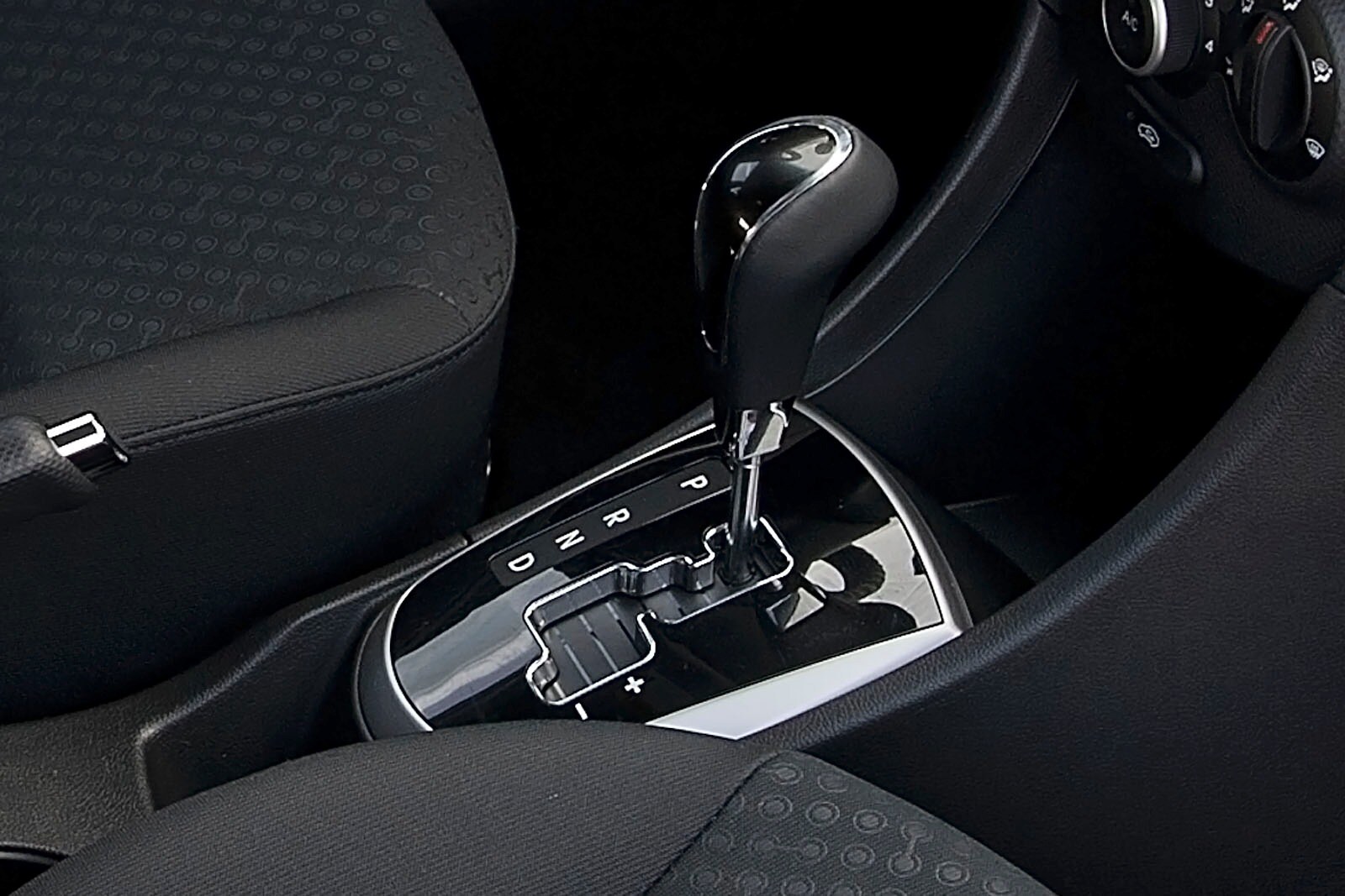 2012 Hyundai Accent interior SHF