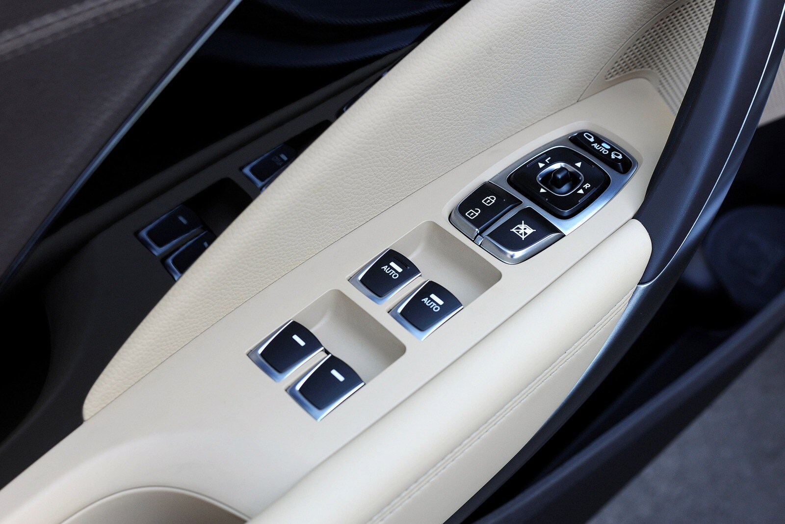 2015 Hyundai Azera interior DETAIL