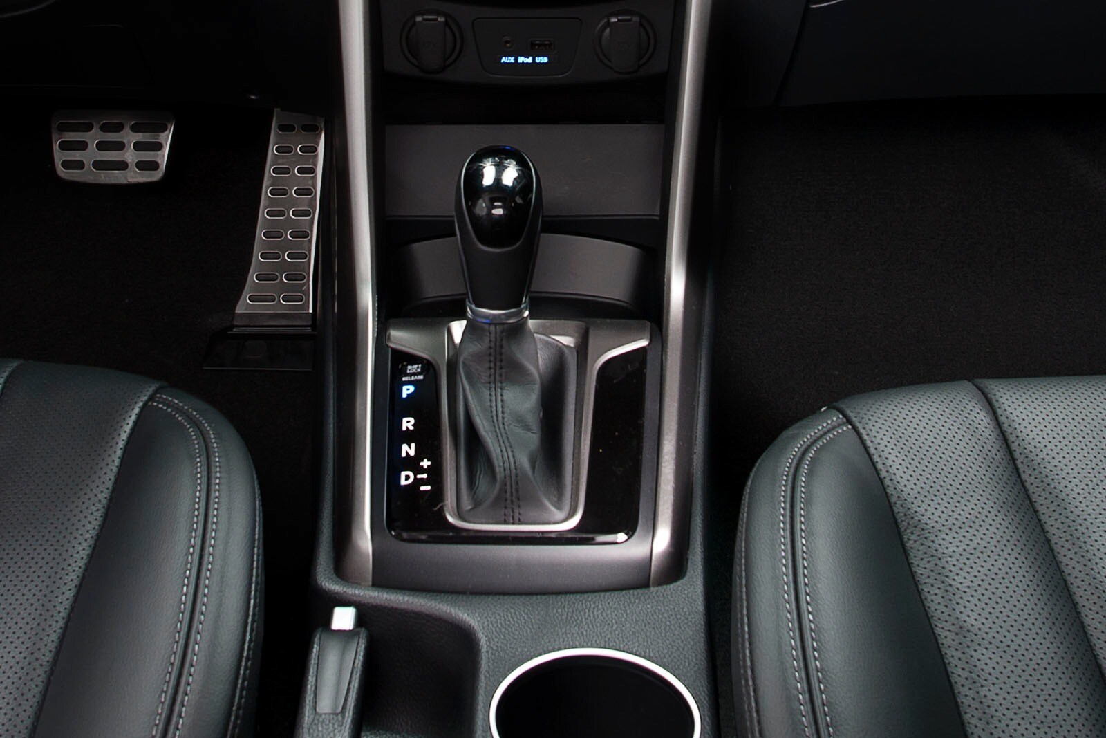 2013 Hyundai Elantra interior SHF
