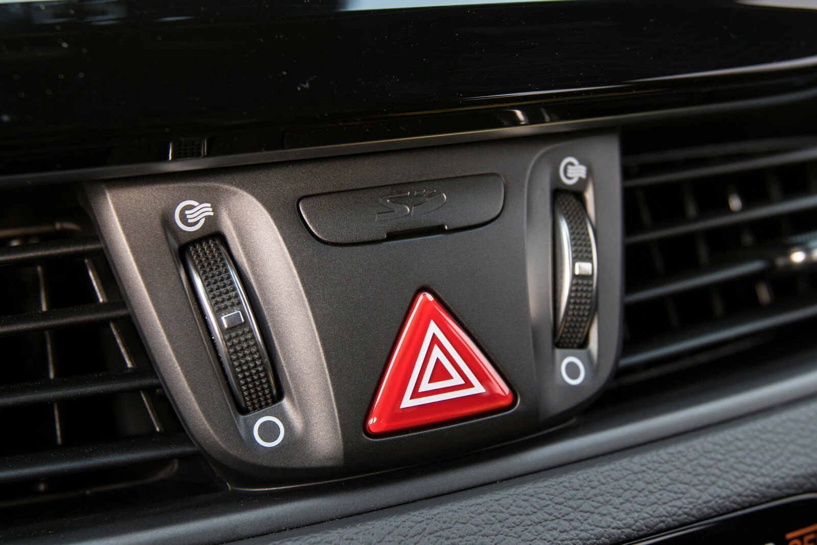 2018 Hyundai Elantra interior DETAIL