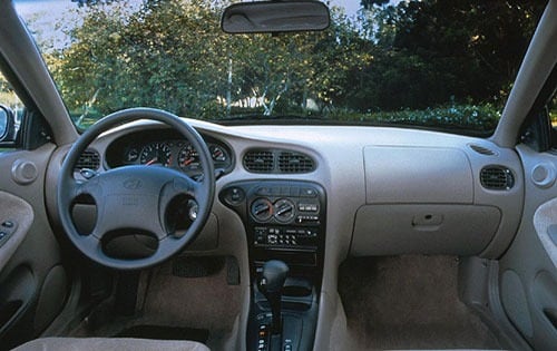 2000 Hyundai Elantra interior I