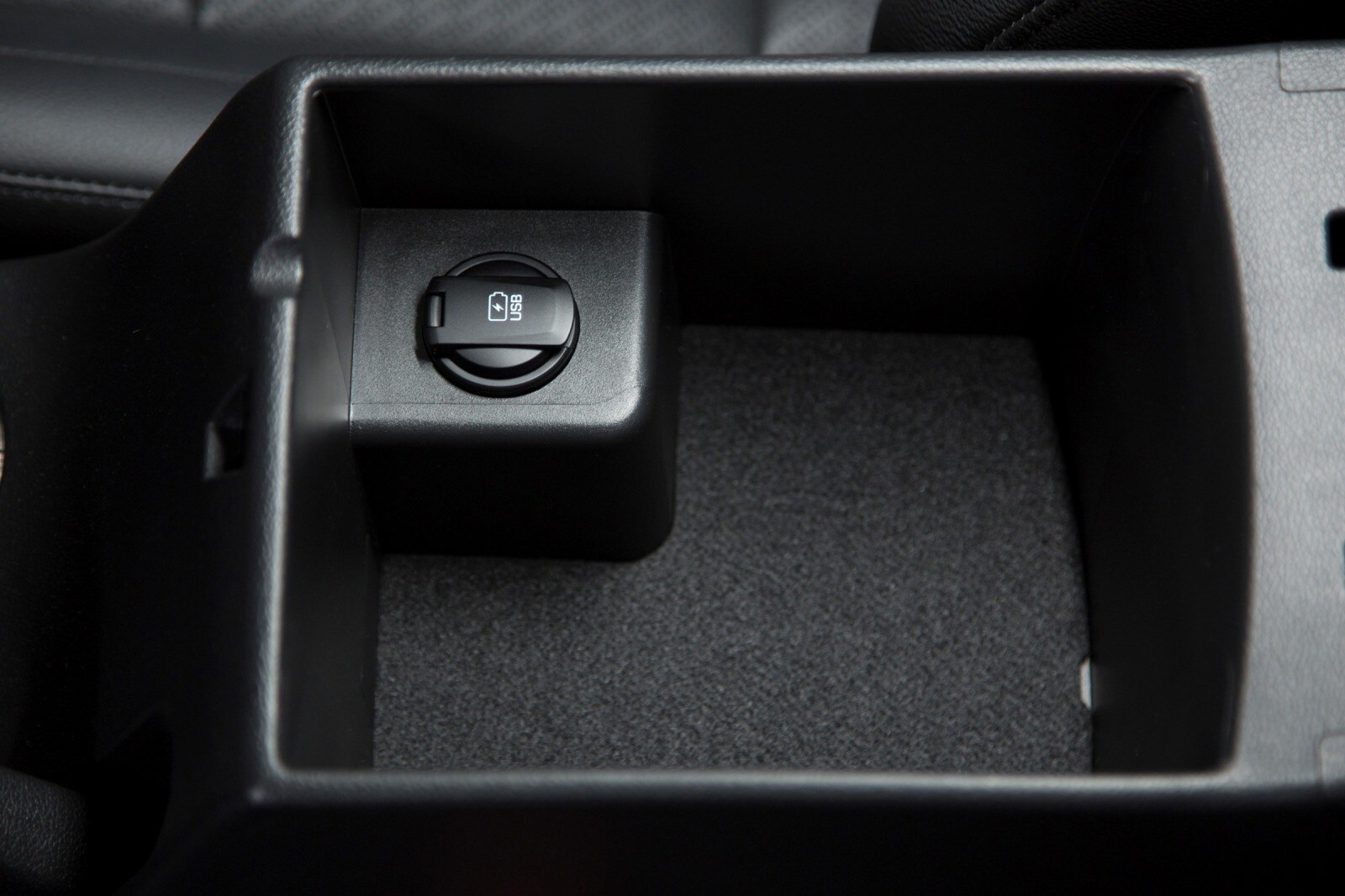 2018 Hyundai Elantra interior DETAIL