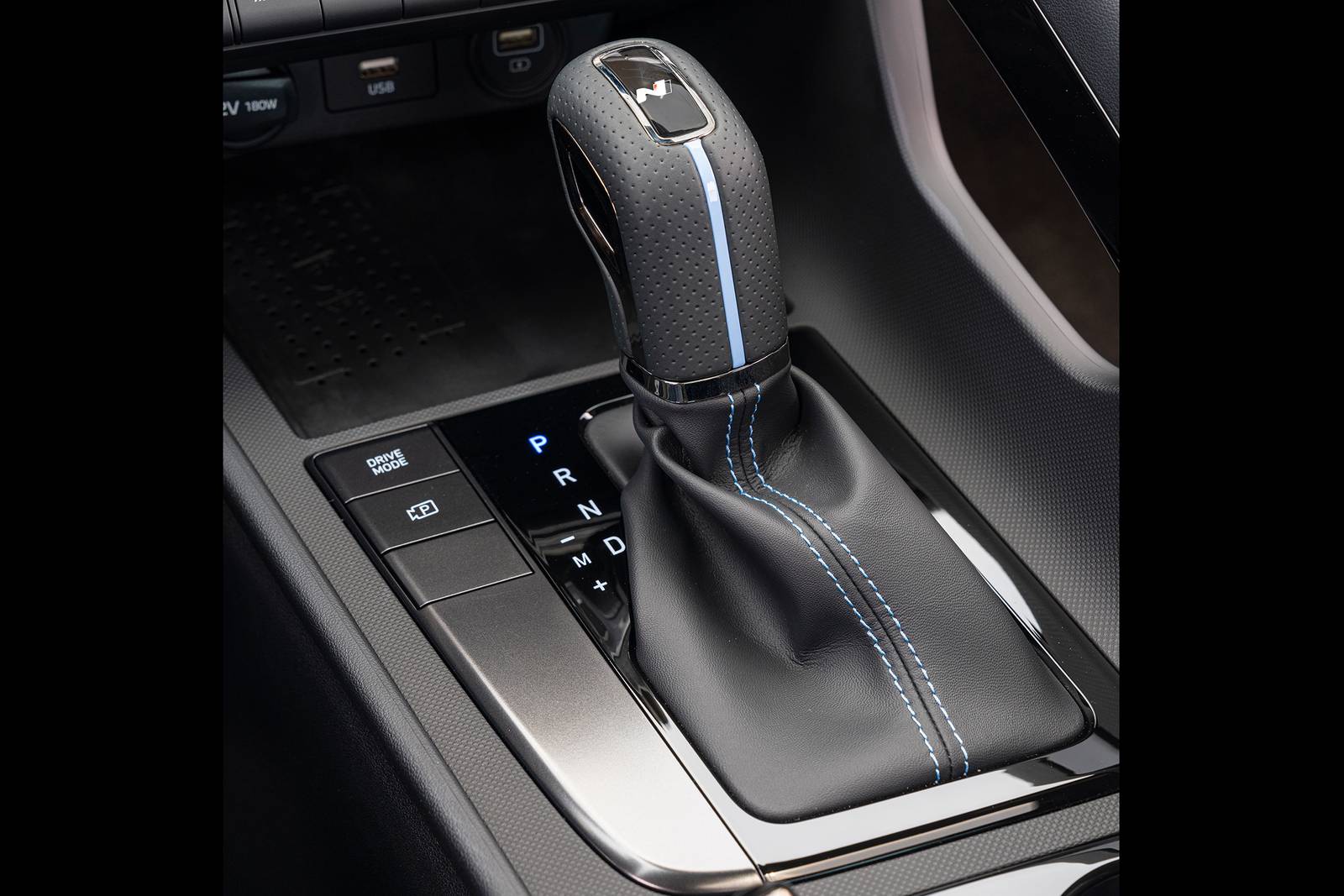 2022 Hyundai Elantra interior SHF