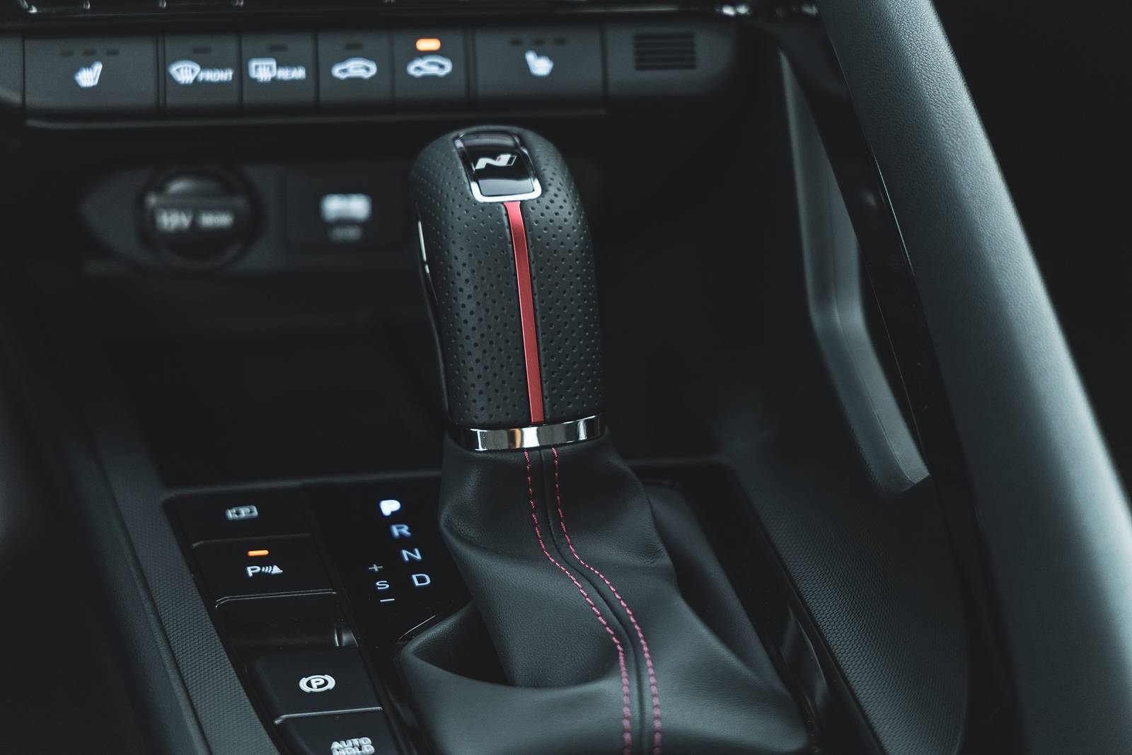 2024 Hyundai Elantra interior SHF