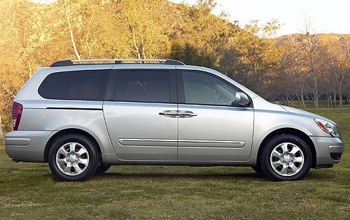 2007 Hyundai Entourage 4dr Minivan Shown