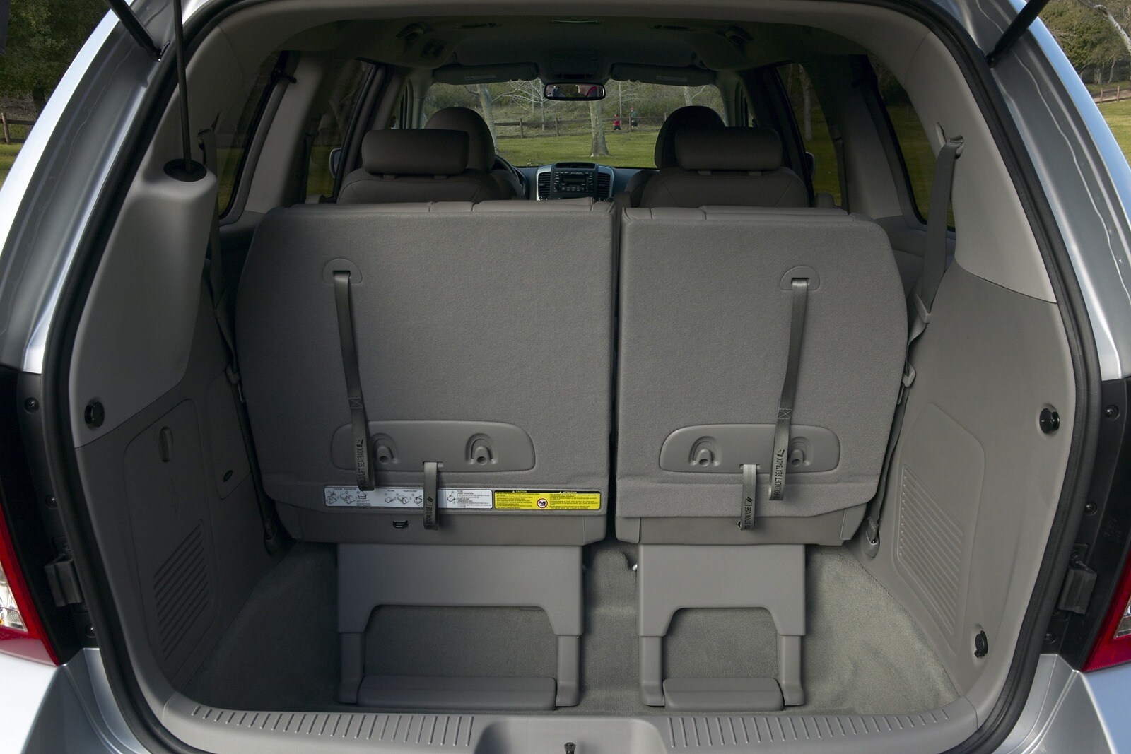 2007 Hyundai Entourage interior CARGO