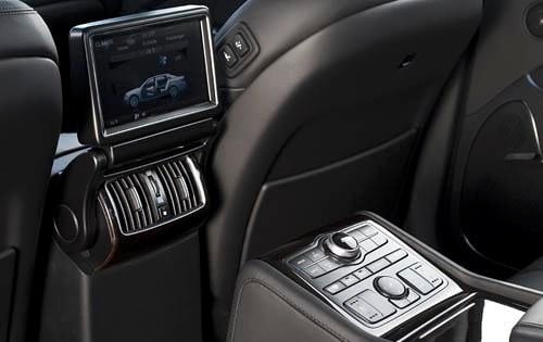 2012 Hyundai Equus front safety DETAIL