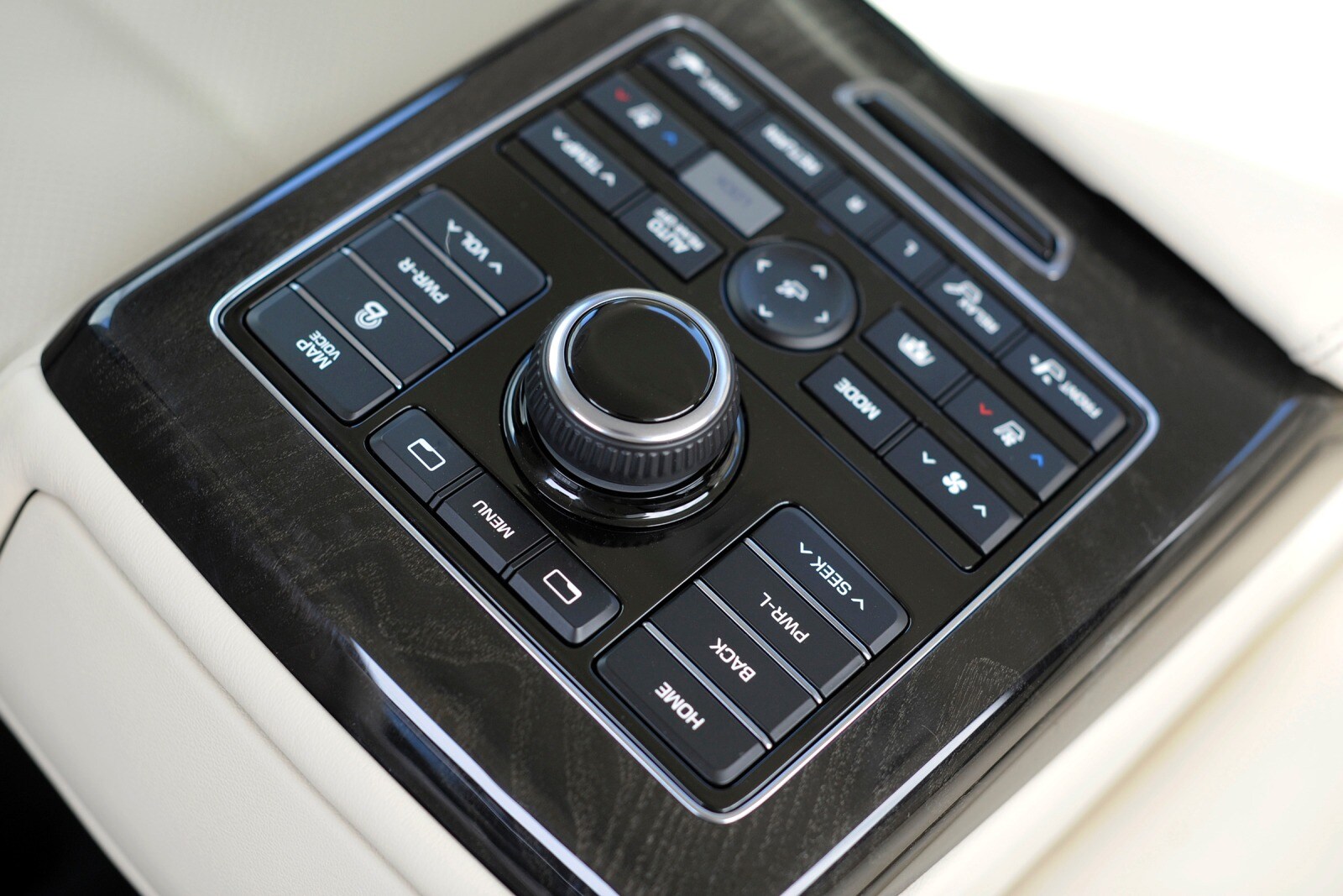 2014 Hyundai Equus interior AUXCTRL