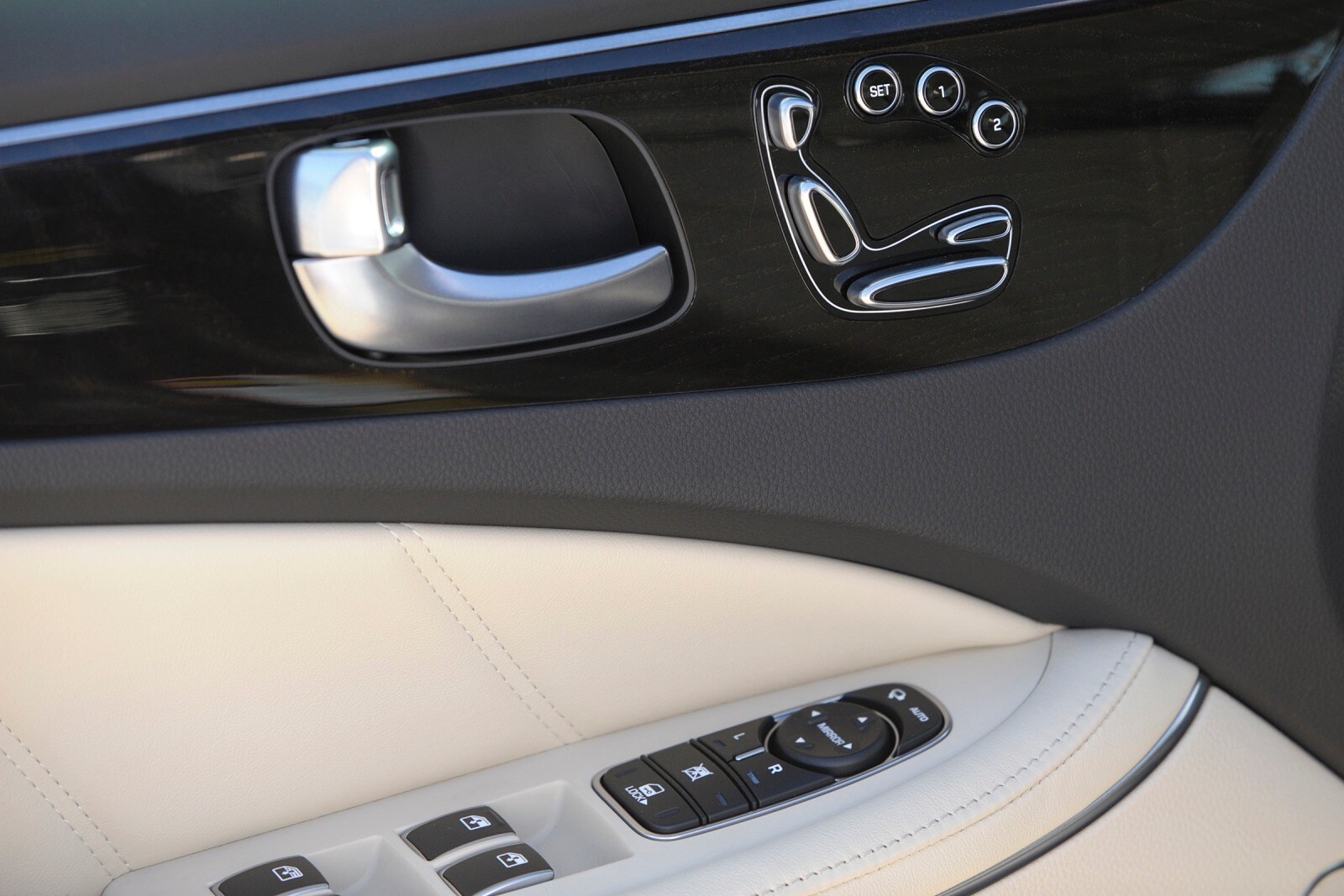 2014 Hyundai Equus interior DETAIL