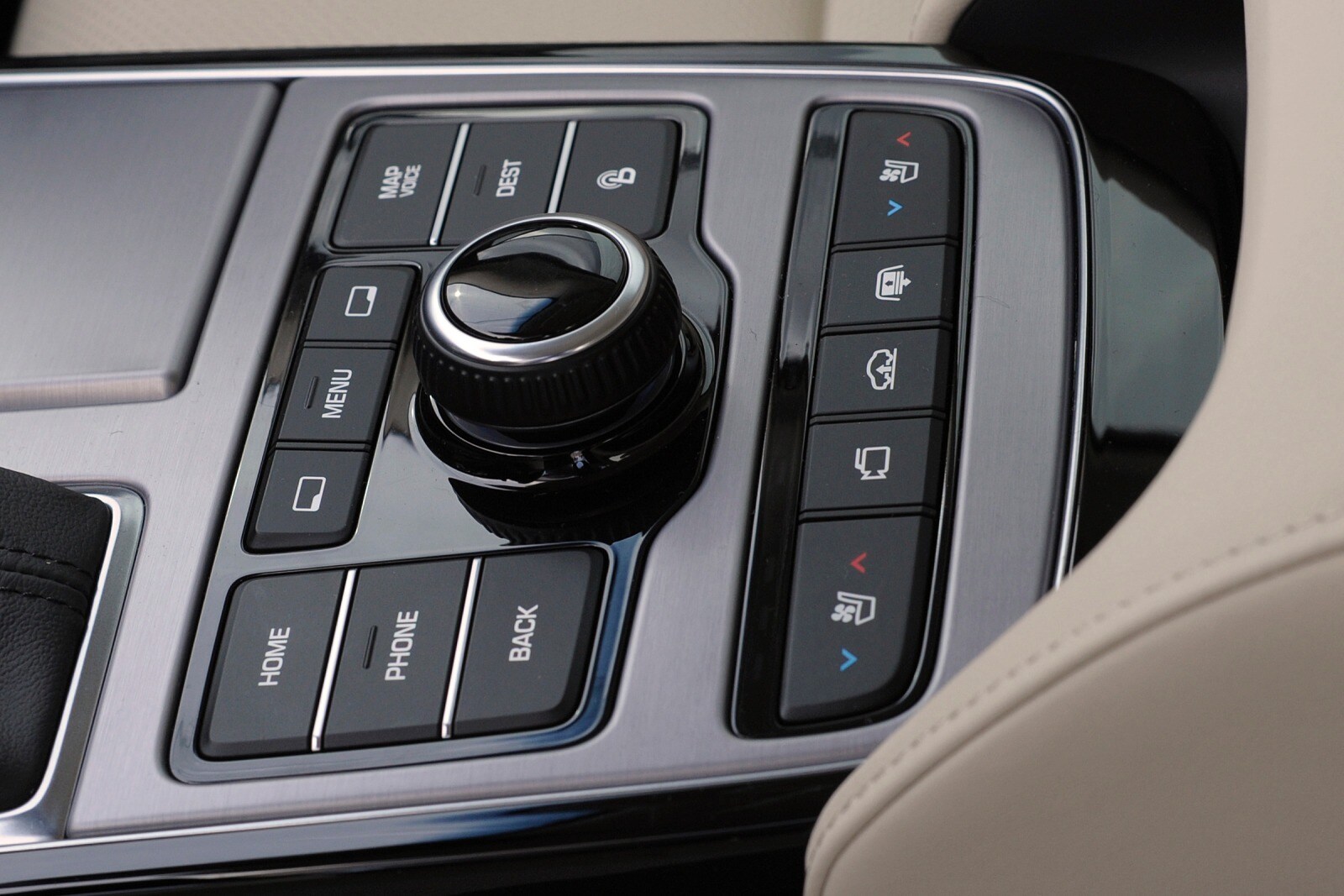 2015 Hyundai Equus interior CC