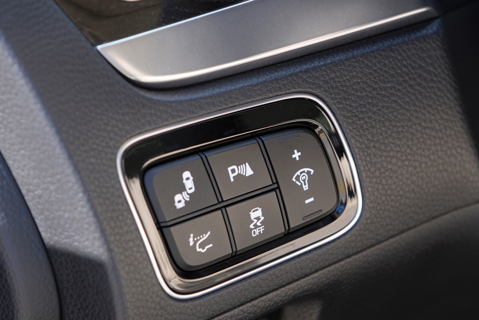 2016 Hyundai Equus interior AUXCTRL