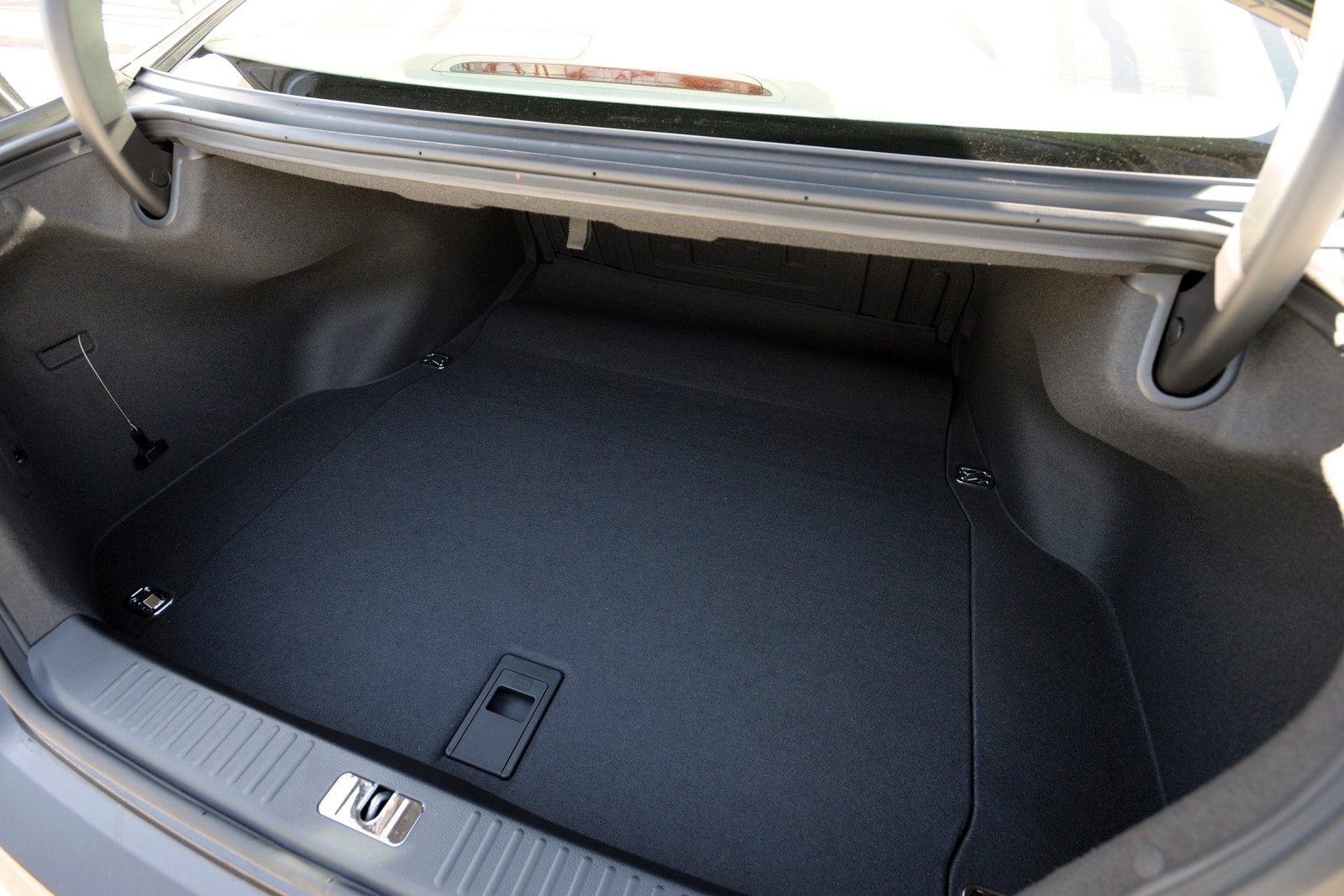 2016 Hyundai Equus interior CARGO
