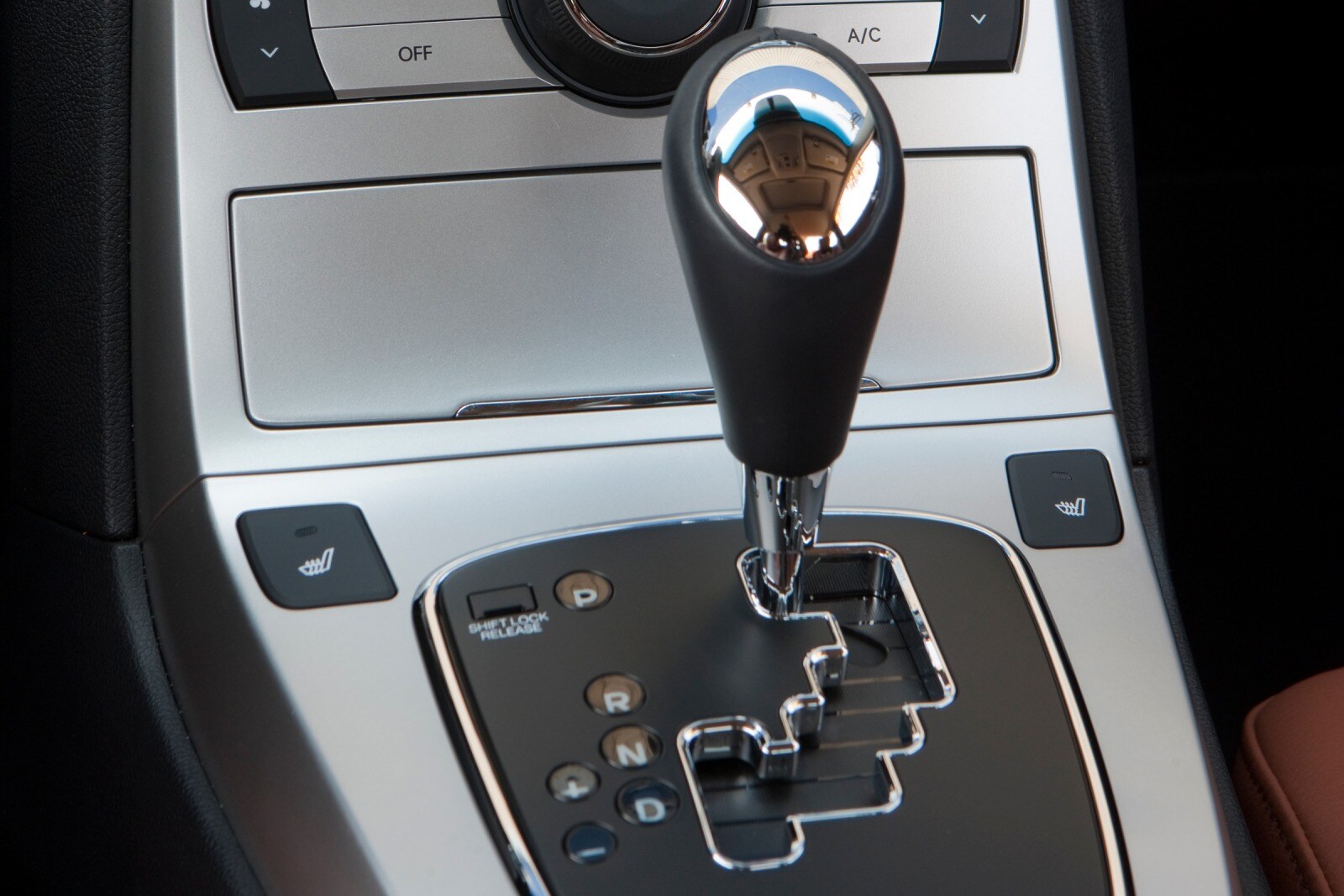 2010 Hyundai Genesis interior SHF