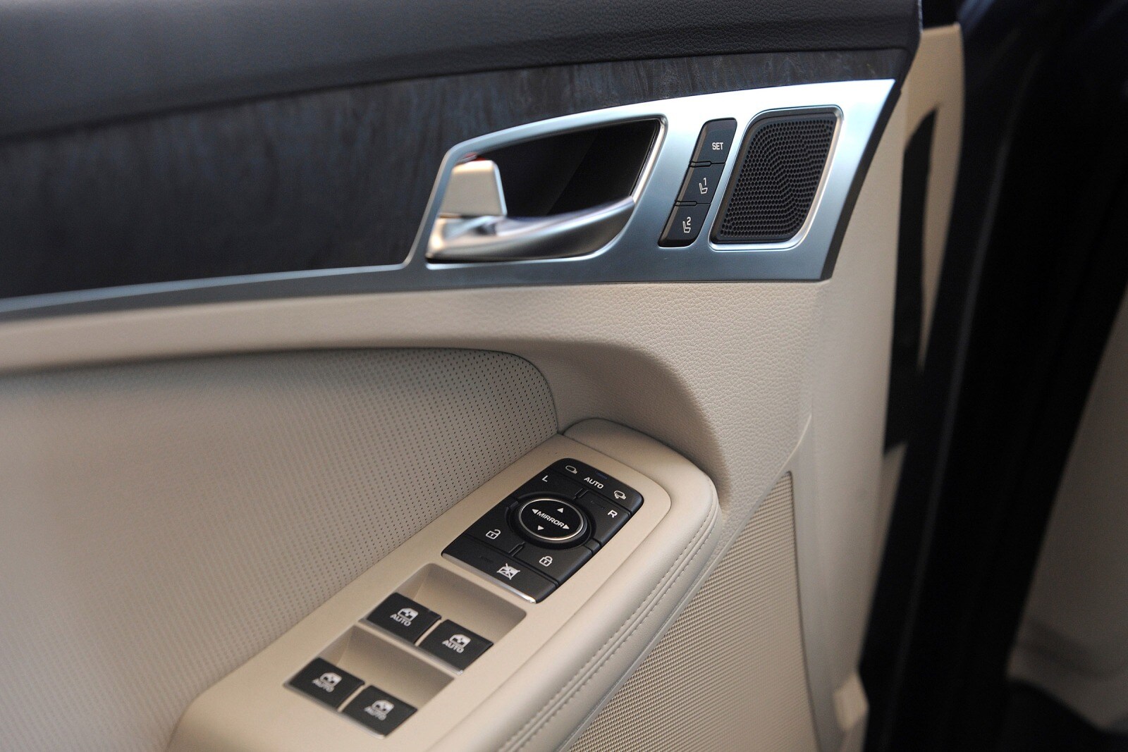 2015 Hyundai Genesis interior DETAIL