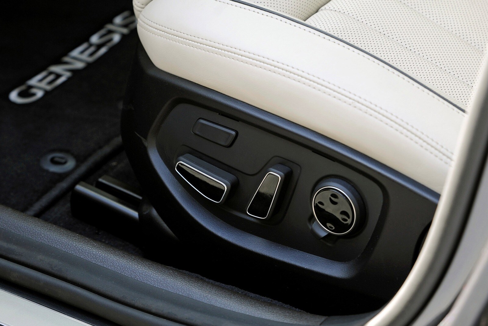 2015 Hyundai Genesis Sedan front safety DETAIL