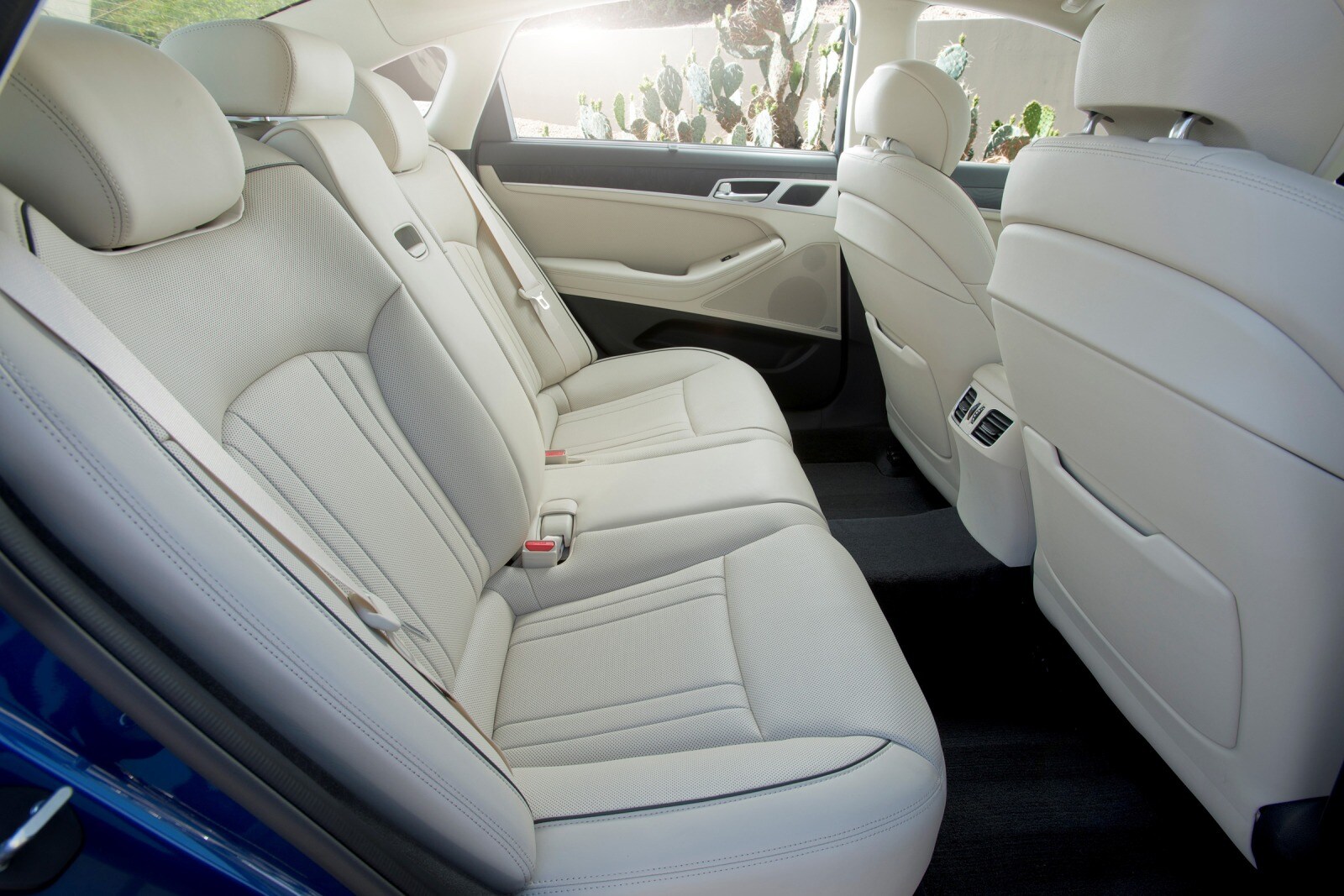 2015 Hyundai Genesis interior RI