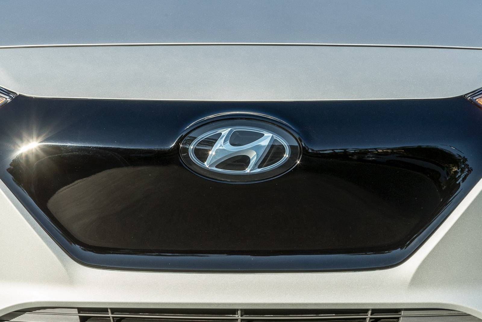 2017 Hyundai Ioniq Electric exterior FBDG