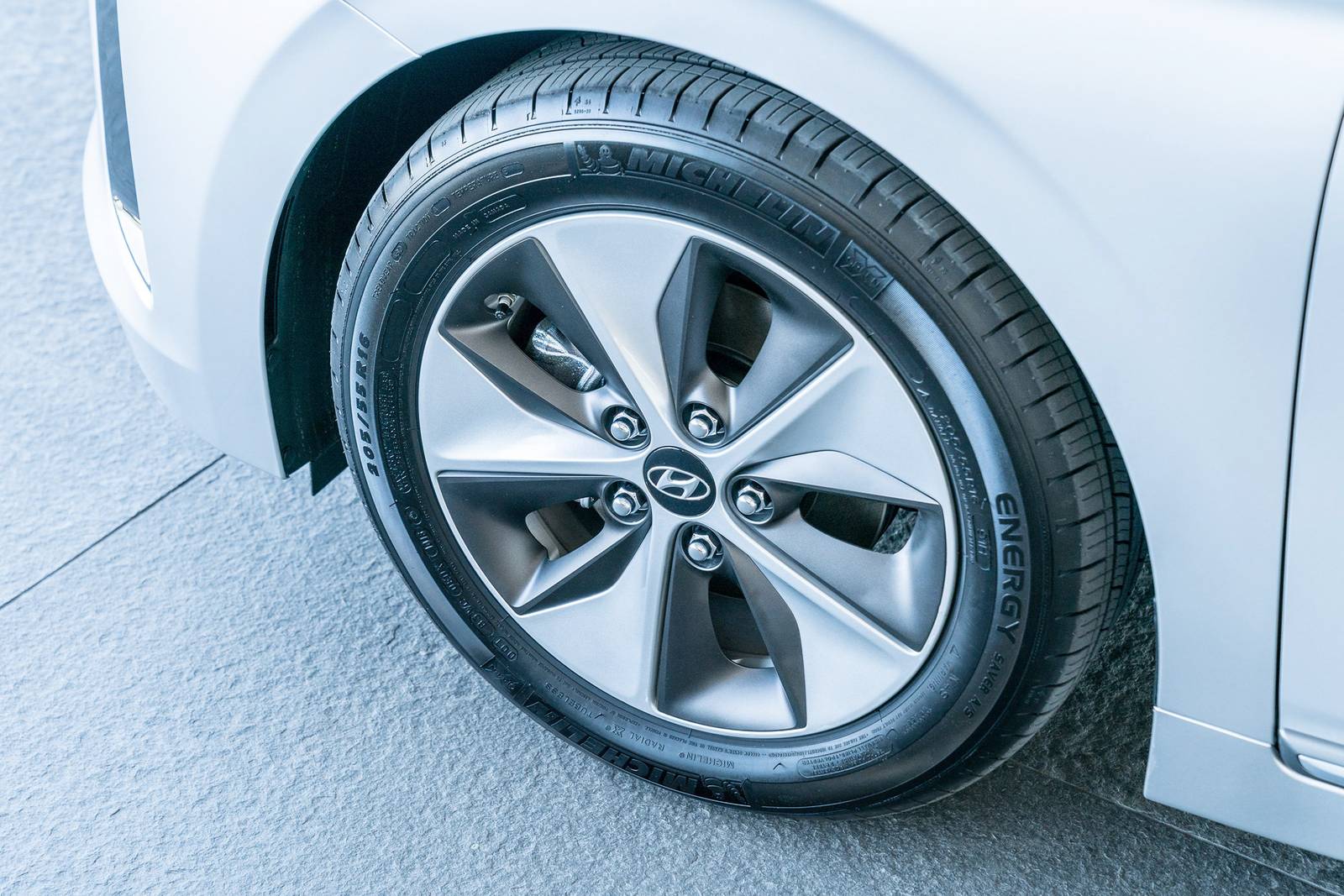 2017 Hyundai Ioniq — OEM photo 4