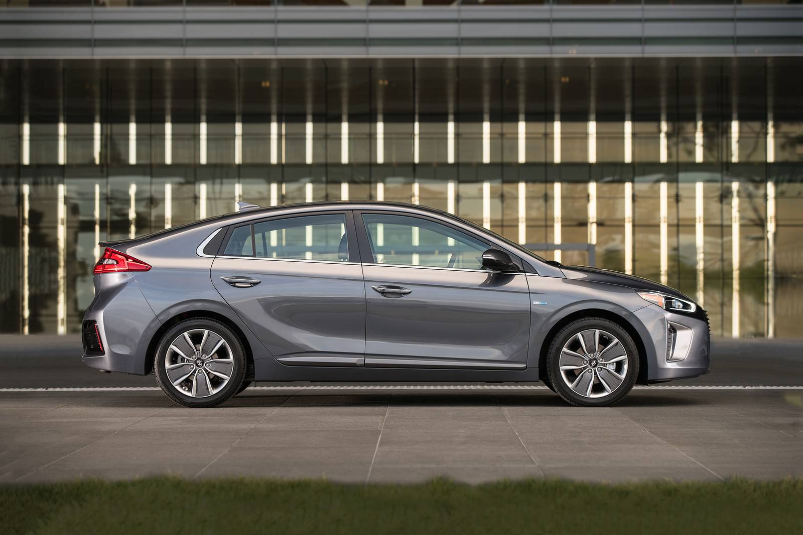 Hyundai Ioniq Hybrid Limited 4dr Hatchback Exterior Shown