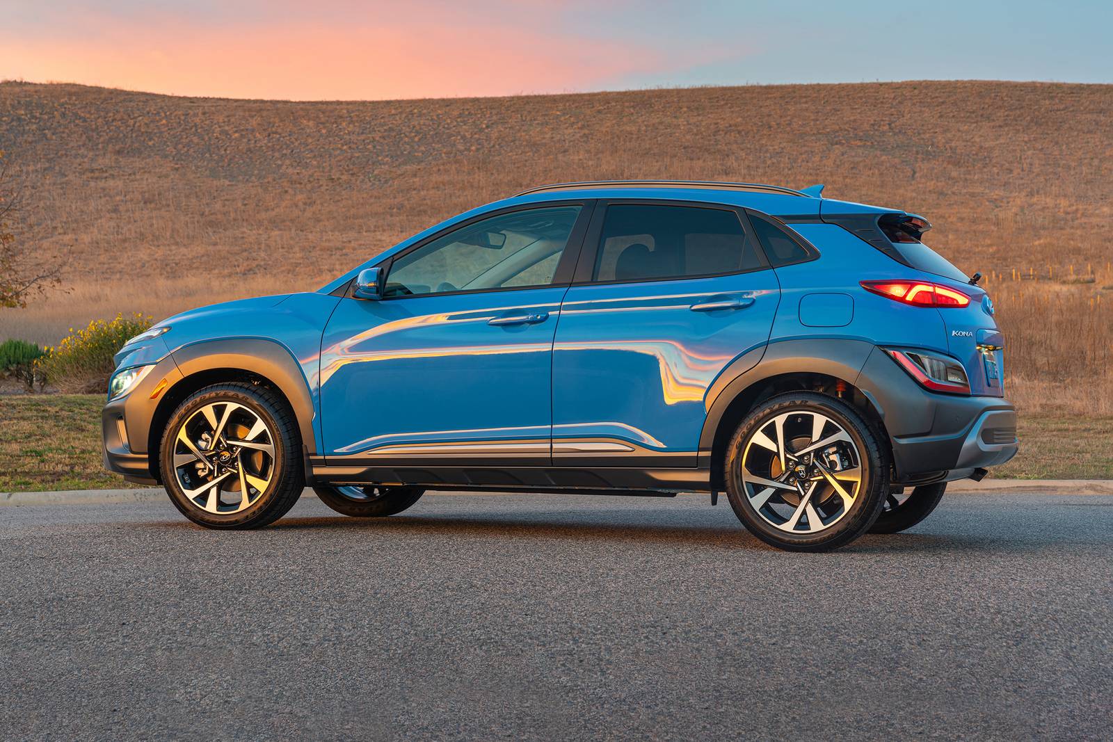 2022 Hyundai Kona — OEM photo 3