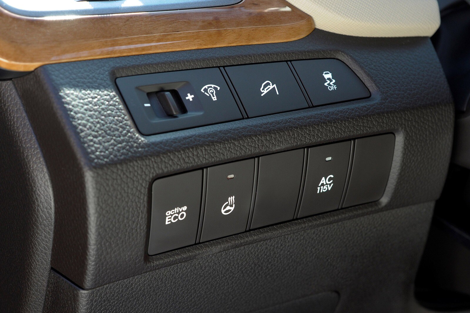 2015 Hyundai Santa Fe interior AUXCTRL