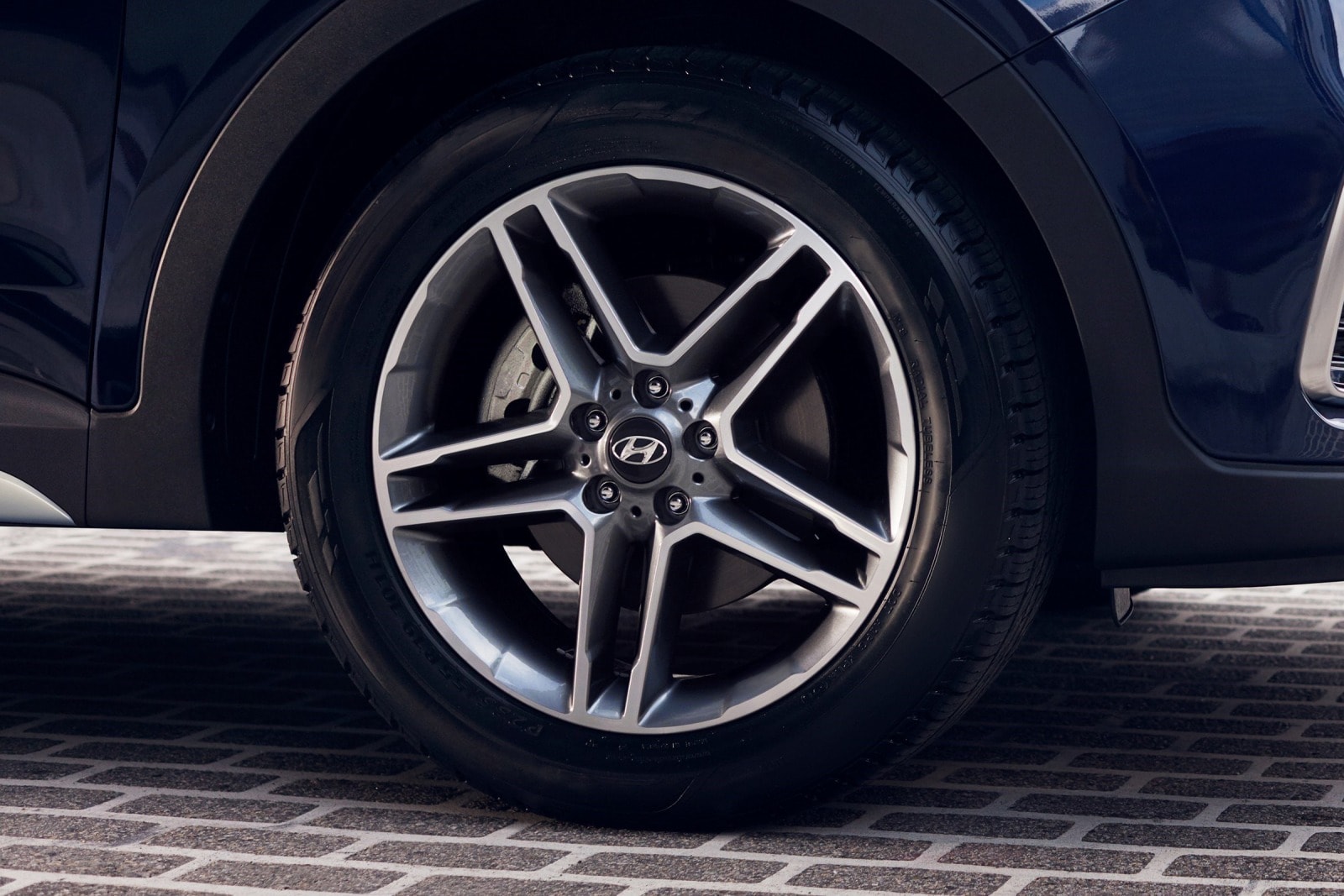 2018 Hyundai Santa Fe — OEM photo 2