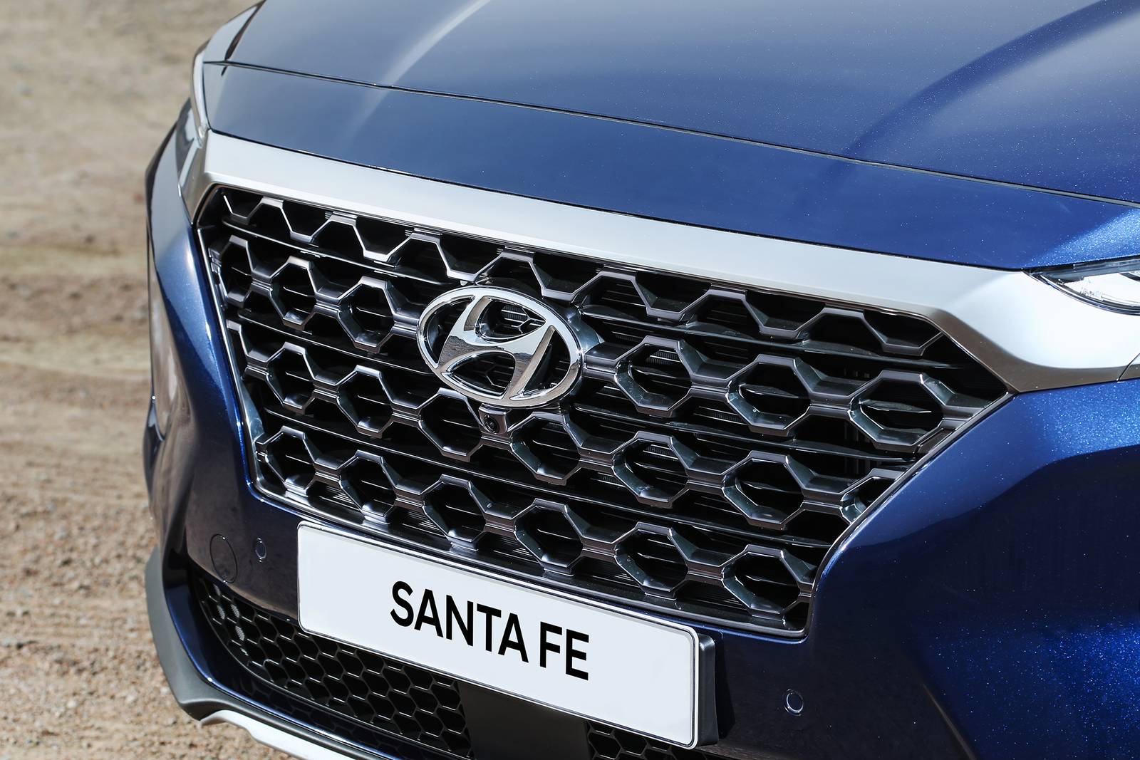 2019 Hyundai Santa Fe — OEM photo 2