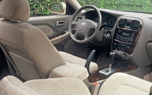 2004 Hyundai Sonata interior I