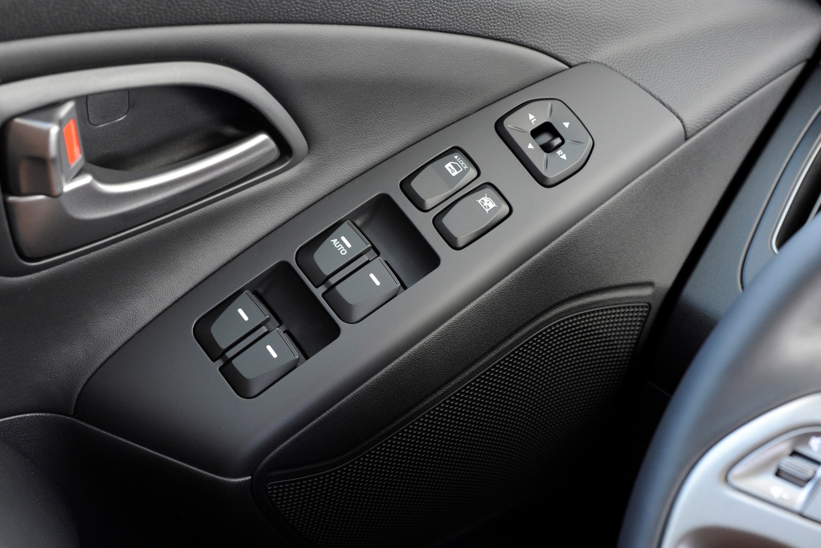 2014 Hyundai Tucson interior DETAIL