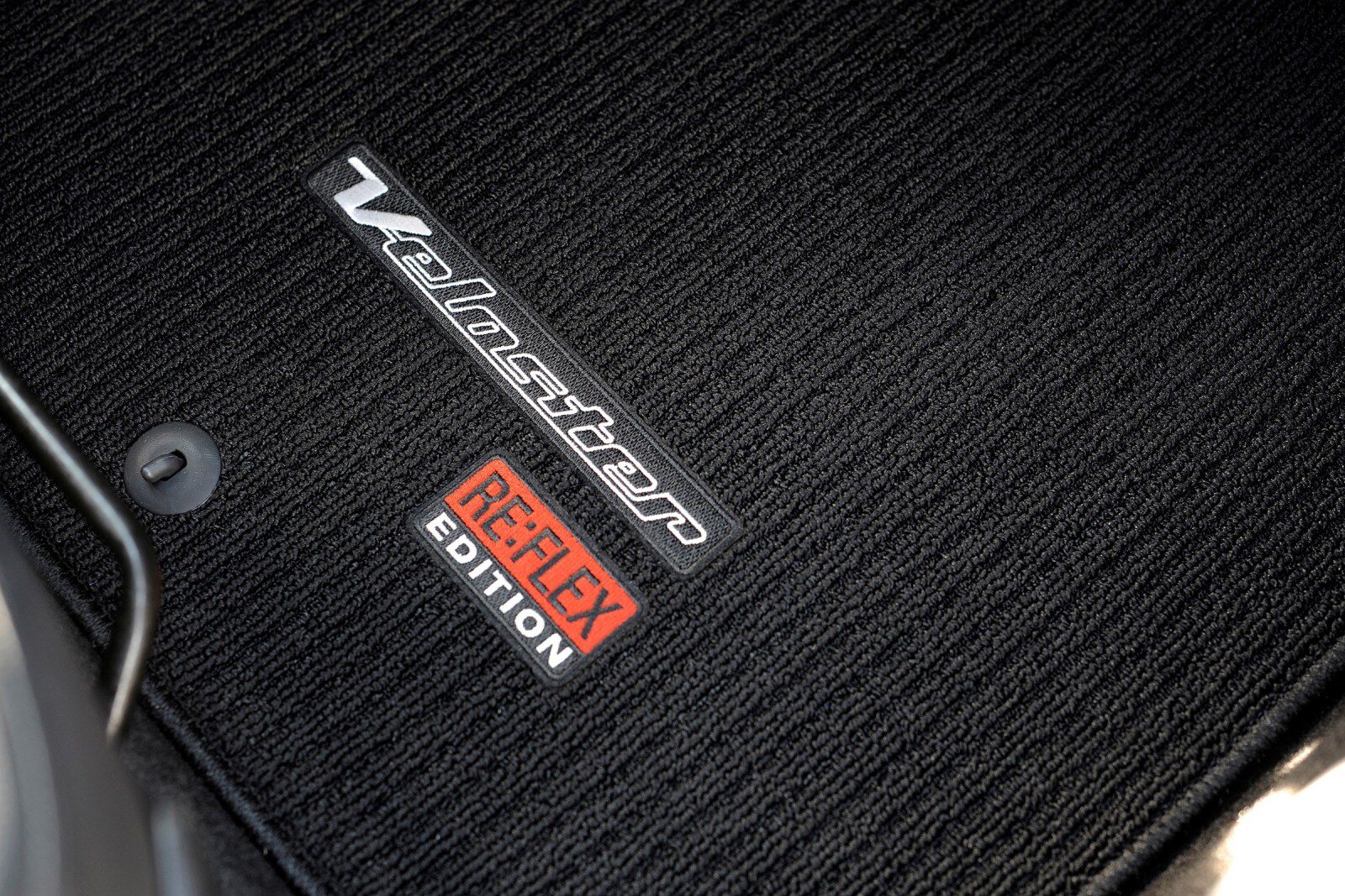 2014 Hyundai Veloster front safety DETAIL