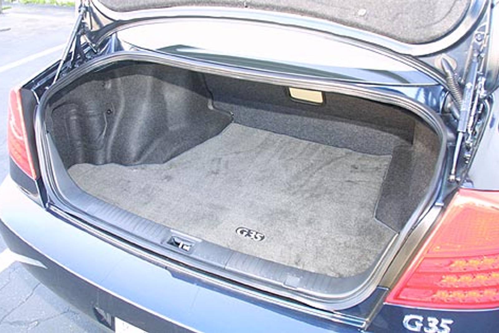 2003 INFINITI G35 interior CARGO