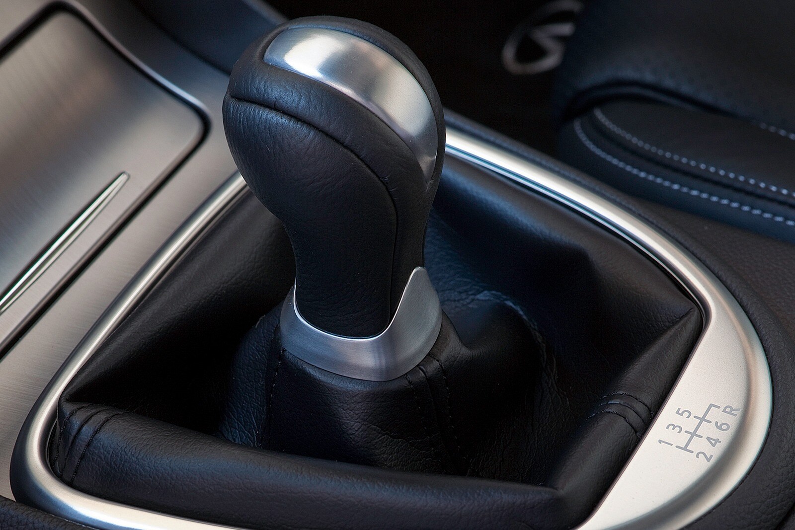 2010 Infiniti G37 interior SHF