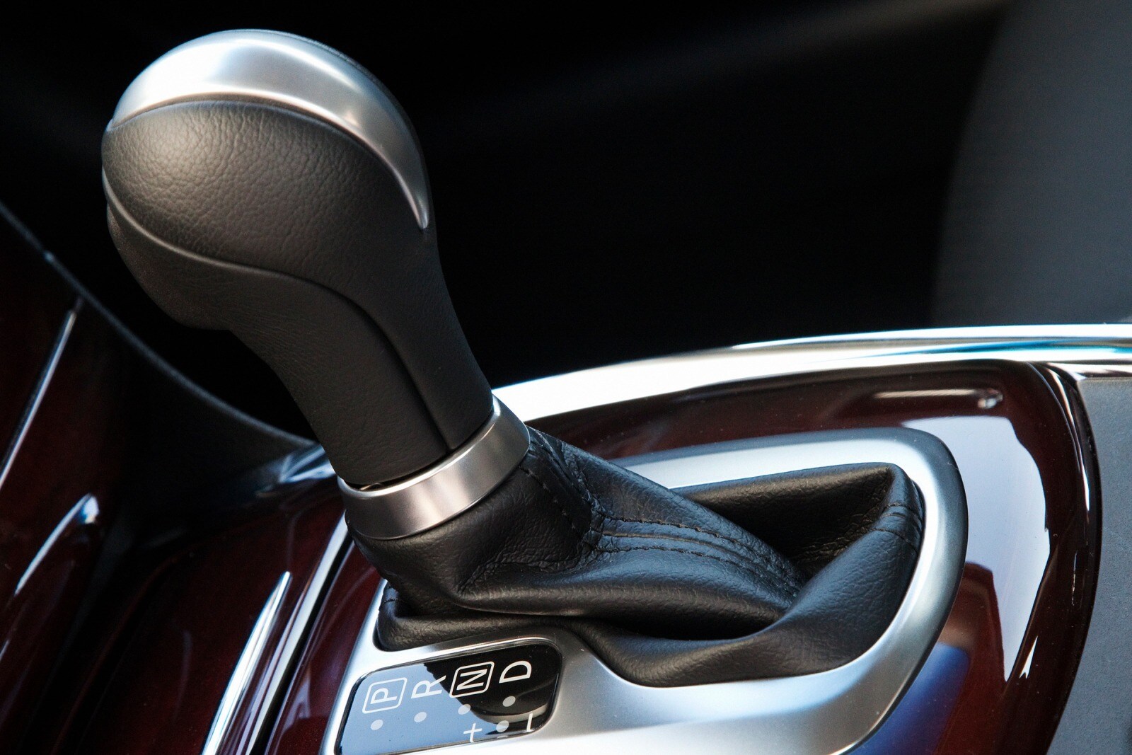 2010 Infiniti G37 interior SHF