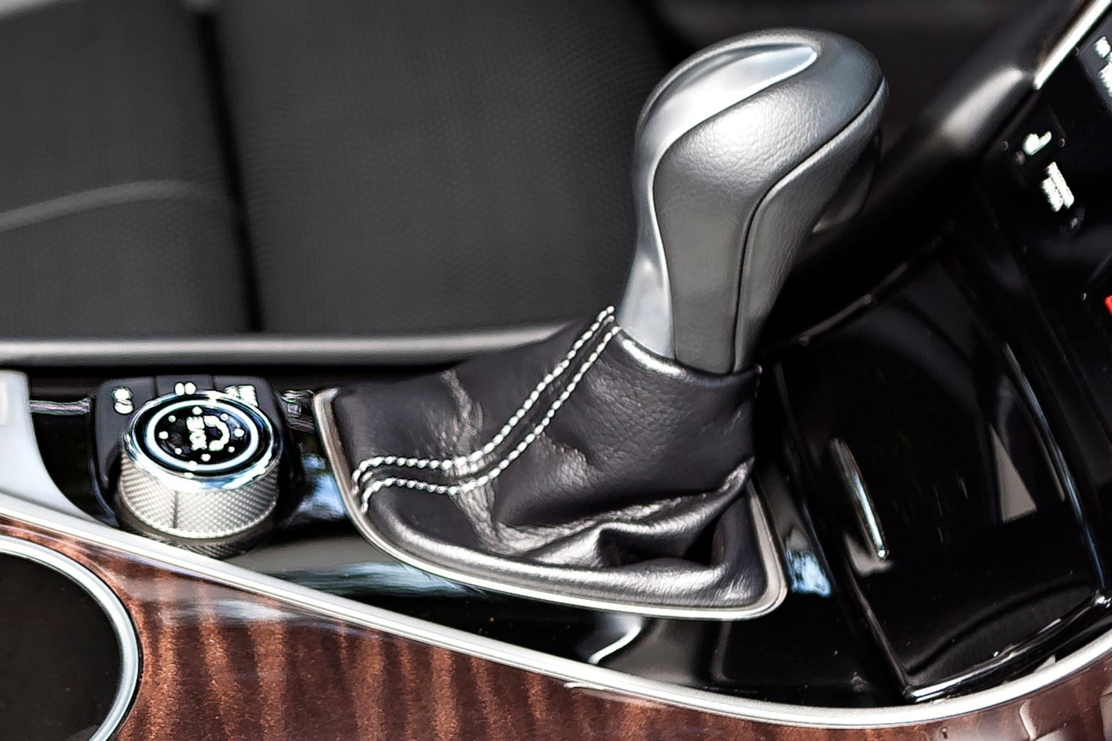 2015 Infiniti Q50 interior SHF