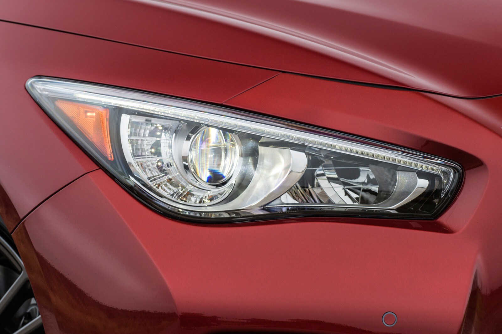 2016 Infiniti Q50 front safety EDETAIL