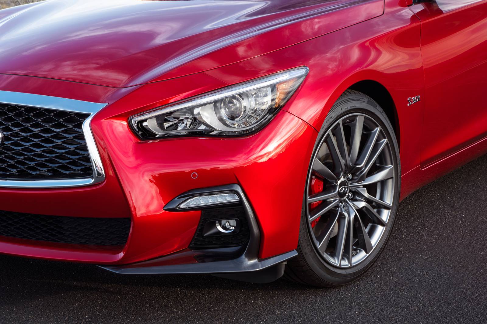 2018 Infiniti Q50 front safety EDETAIL