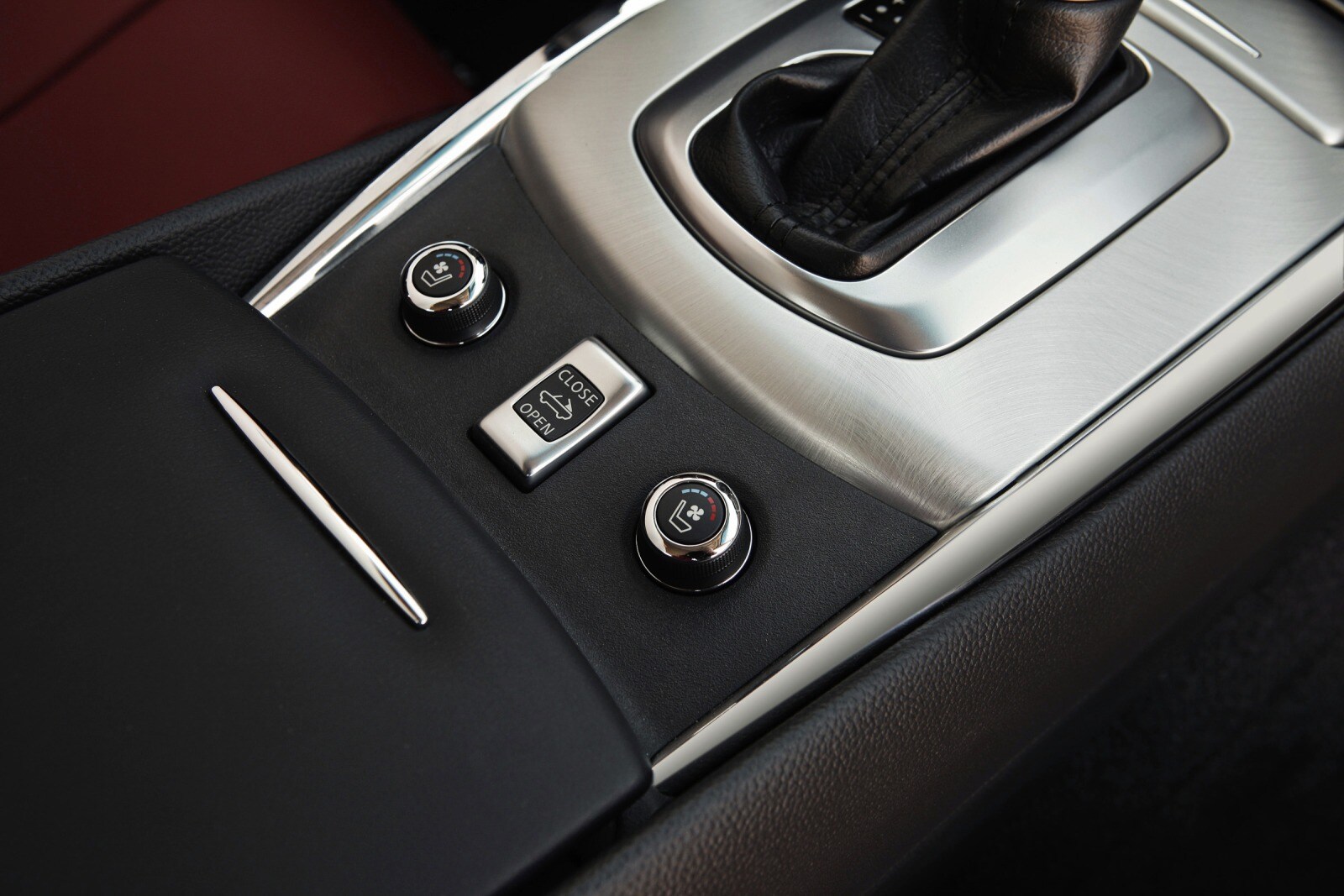 2014 INFINITI Q60 Convertible interior AUXCTRL