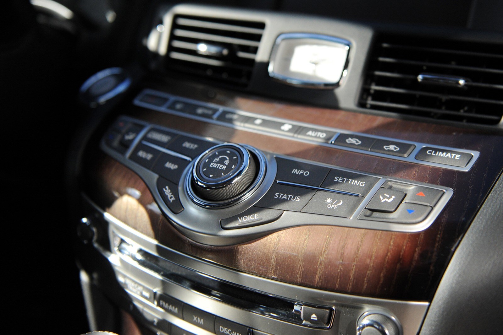 2016 INFINITI Q70 interior CC