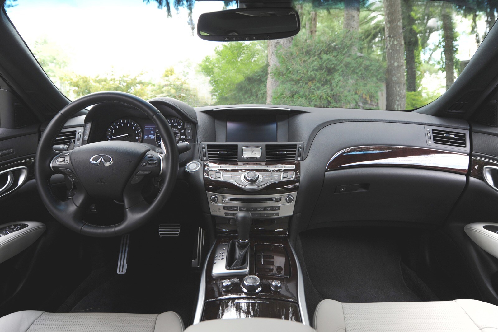 2016 INFINITI Q70 interior D