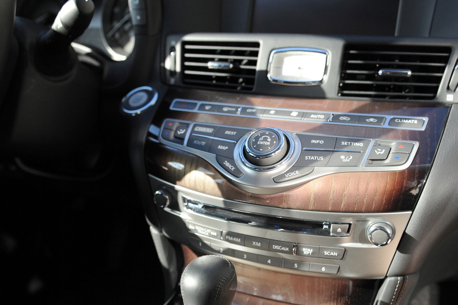 2017 INFINITI Q70 interior CC